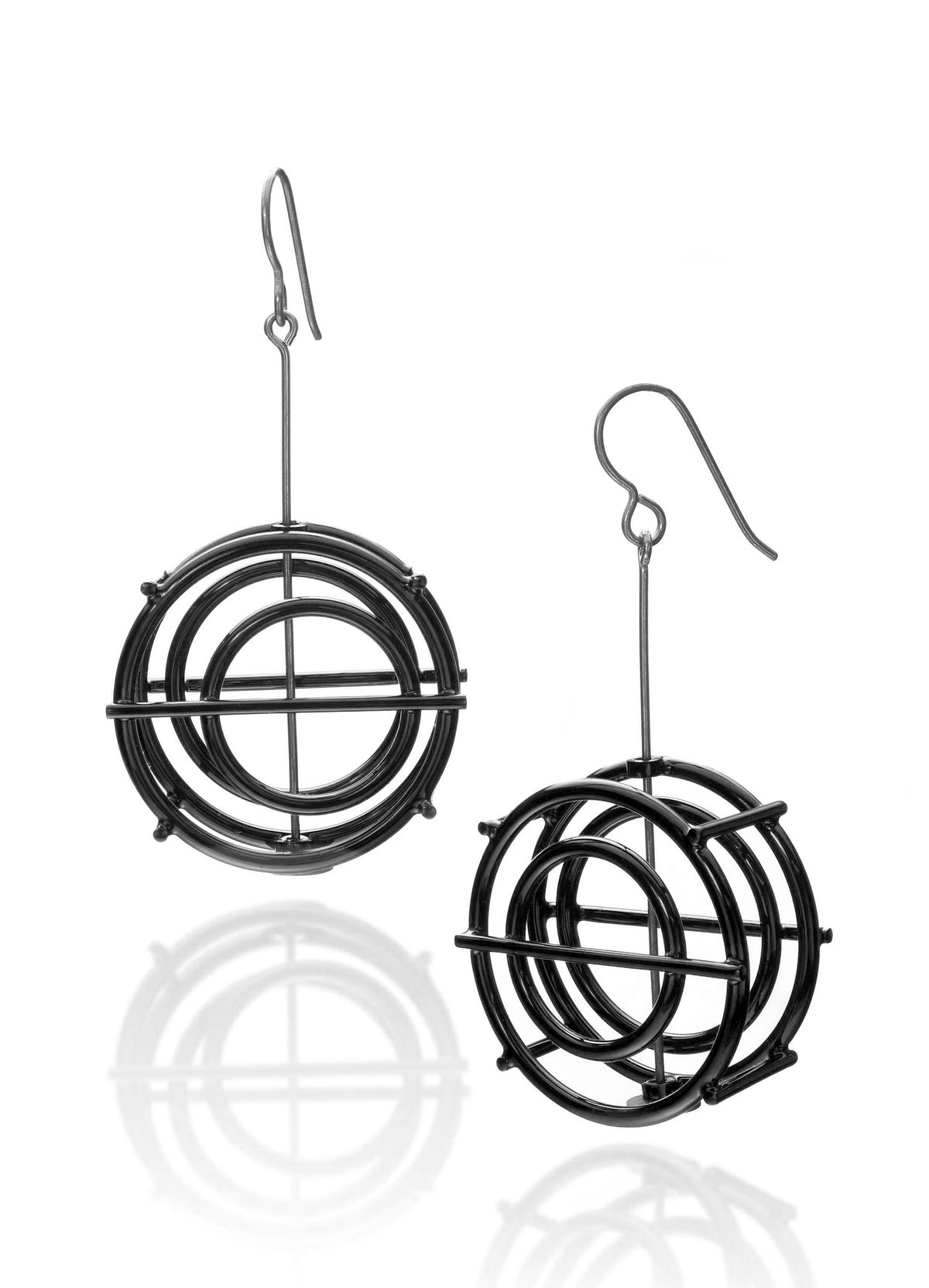 Heavy Line Medium Circle Structure Earrings